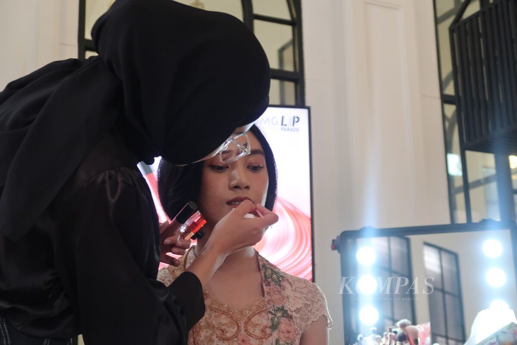 Suasana demo <i>makeup</i> dalam acara konferensi pers parade kecantikan bertajuk OMG Lip Parade di Lapangan Fatahillah, Kota Tua, Jakarta, Jumat (22/12/2023).