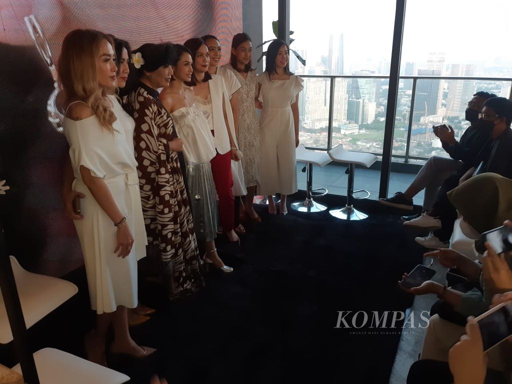 Para pembicara konferensi pers koleksi terbaru The Palace Jeweler, Kasmaran, berfoto bersama di Jakarta, Selasa (21/6/2022).