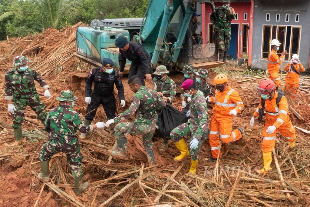 Tim SAR gabungan mengevakuasi jenazah korban tewas akibat longsor di Kampung Genting, Desa Pangkalan, Kecamatan Serasan, Kabupaten Natuna, Kepulauan Riau, Kamis (9/3/2023). Hingga pukul 13.00, jumlah korban meninggal 30 jiwa dan 24 orang belum ditemukan.