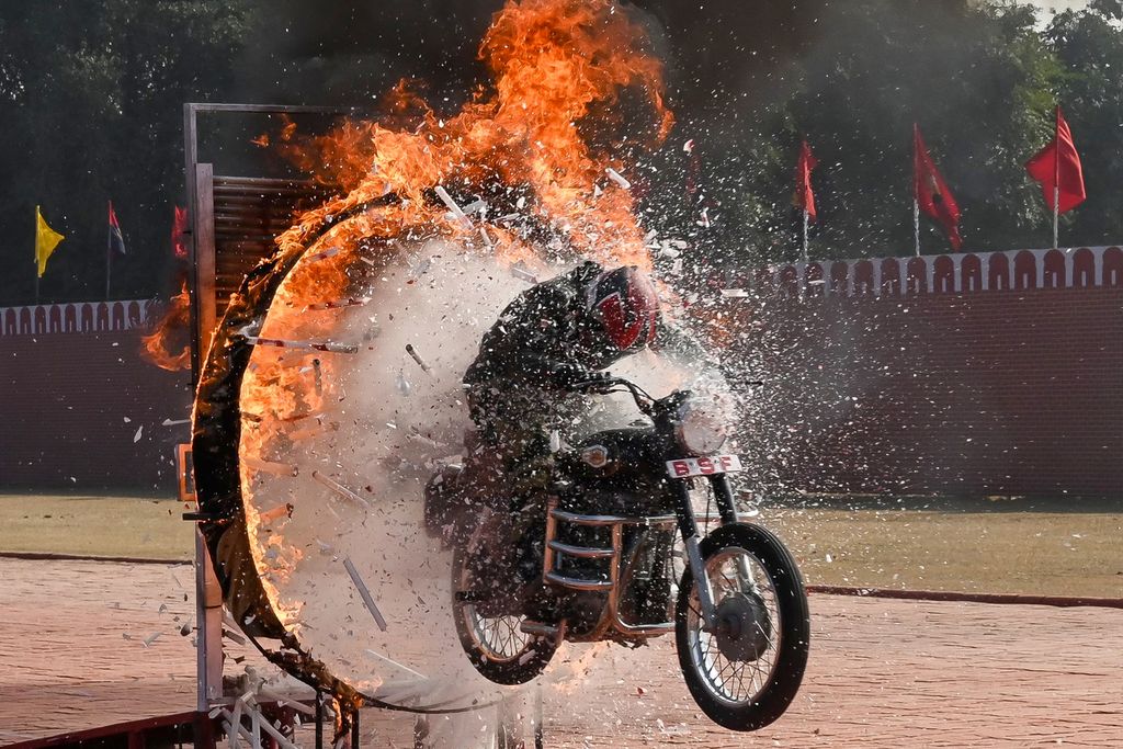 Sambil mengendarai sepeda motor, personel BSF menerobos lingkaran api. Selain diisi dengan aneka seremoni, acara ini juga dimeriahkan dengan berbagai atraksi yang menunjukkan keterampilan para personel BSF. 