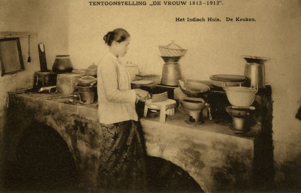 Pose seorang koki di Semarang sekitar awal abad ke-20 untuk buku pameran de Vrouw 1813-1913 di Amsterdam (sumber: KITLV Leiden)