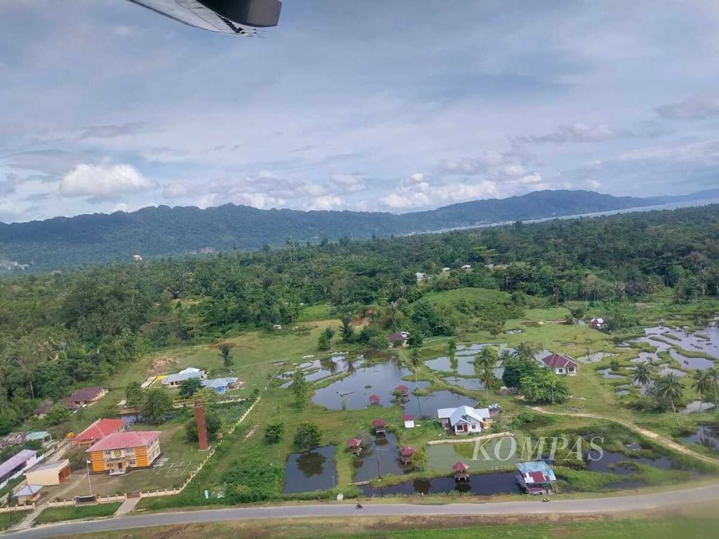 Panorama yang terlihat dari pesawat CN 295 beberapa saat setelah lepas landas dari Bandara Utarom Kaimana, Provinsi Papua Barat, menuju Pangkalan TNI Angkatan Udara Manuhua, Biak, Provinsi Papua Kamis (1/12/2022).