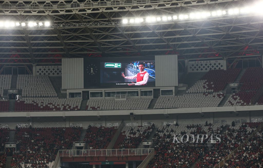 Video panduan keselamatan diputar untuk pertama kalinya di dalam Stadion Utama Gelora Bung Karno, Jakarta, jelang pertandingan kualifikasi Piala Dunia 2026 antara Indonesia dan Brunei Darussalam, Kamis (12/10/2023) malam. 