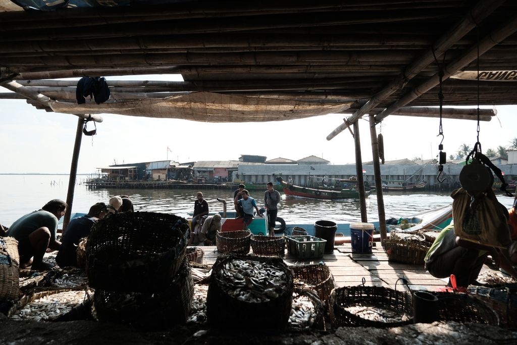 Suasana pagi di Pasar Lelang Ikan, Cilincing, Jakarta Utara, Selasa (4/10/2022). Perahu nelayan melaju ke tempat pelelangan ikan di Cilincing, Jakarta Utara, Selasa (4/10/2022).