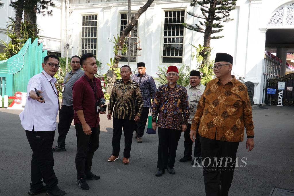 Ketum DPP Lembaga Dakwah Islam Indonesia (LDII) Criswanto Santoso (kanan) memberikan keterangan pers di Kompleks Istana Kepresidenan, Jakarta, Kamis (3/8/2023). Pengurus LDII berbincang dengan Presiden Joko Widodo, antara lain terkait Pemilu 2024 yang damai.