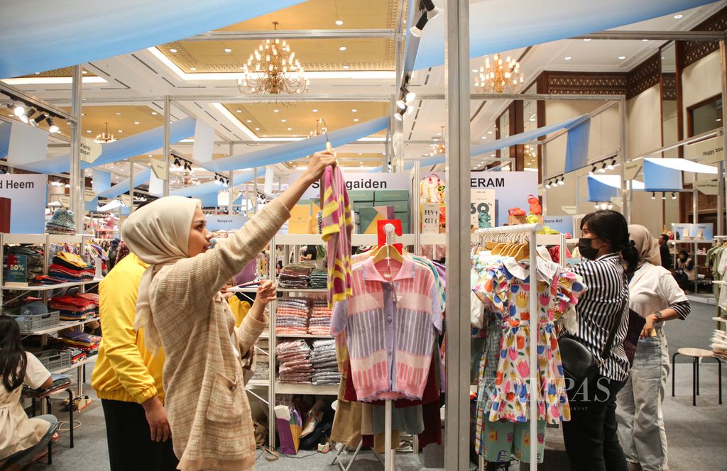 Pengunjung melihat produk pakaian anak di salah satu stan peserta pada UMKM EXPO(RT) Briianpreneur 2023 di Jakarta Covention Center, di Jakarta, Kamis (7/12/2023). 