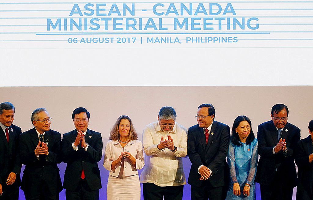 Menteri Luar Negeri  Kanada Chrystia Freeland (keempat dari kiri) berfoto bersama para menlu ASEAN, termasuk Menlu RI Retno LP Marsudi (kanan), pada Pertemuan Menlu ASEAN-Kanada di Pasay City, Metro Manila, Filipina, Minggu (6/8). 