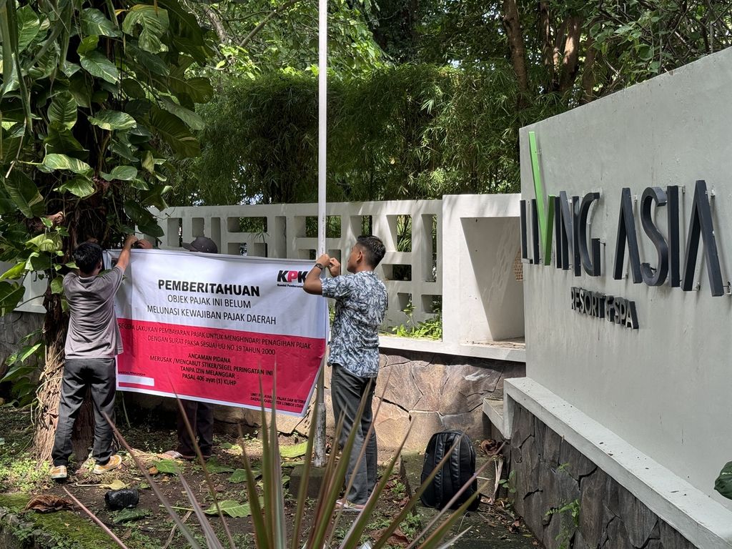 Petugas memasang spanduk berisi pemberitahuan tunggakan pajak di Living Asia Resort and Spa yang berada di Kecamatan Pemenang, Kabupaten Lombok Utara, Nusa Tenggara Barat, Sabtu (16/3/2024). 