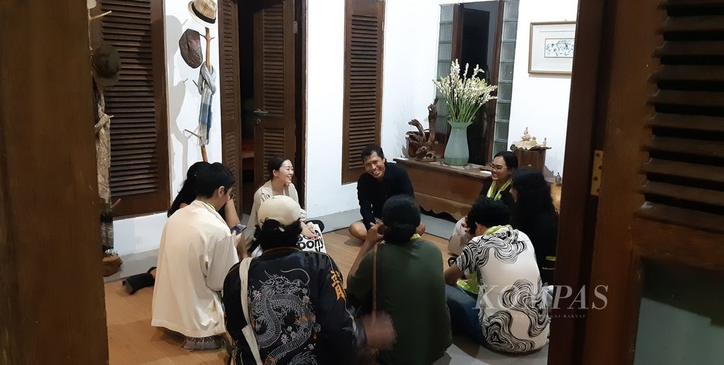 The Sawidji Gallery has moved to a new location in the city of Denpasar. To mark the occasion, a celebration and exhibition were held on Sunday (17/9/2023). During the event, artist and academic from the Indonesian Institute of the Arts (ISI) Denpasar, I Wayan Sujana "Suklu" (center), held a discussion in the Sawidji Gallery space. This "housewarming" event commemorated the gallery's relocation.