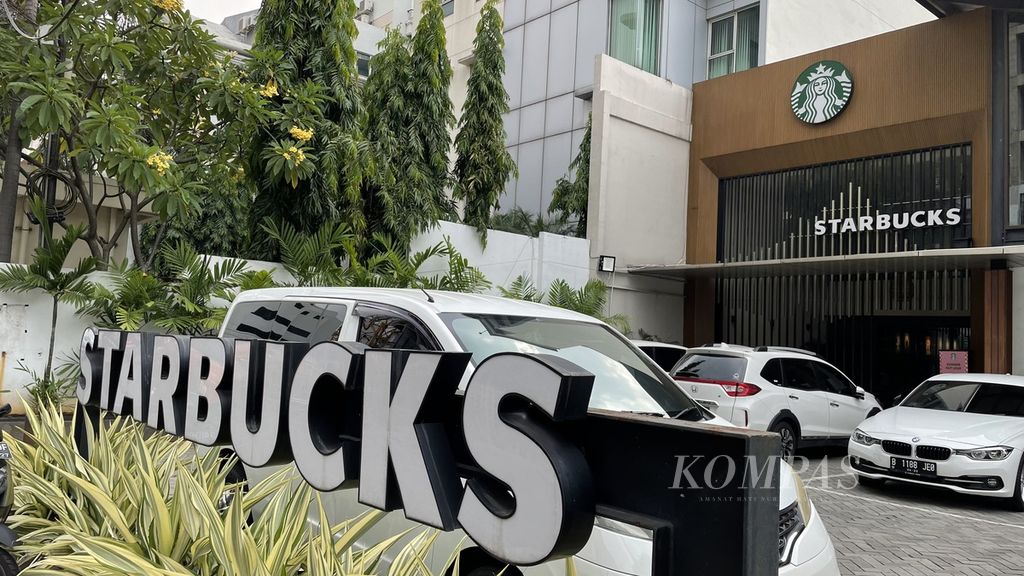 Suasana salah satu gerai Starbucks yang berada di Kecamatan Menteng, Jakarta Pusat, Sabtu (27/5/2023). Waralaba kedai kopi itu ikut terimbas boikot untuk solidaritas kepada Palestina.