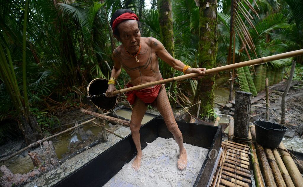 Warga suku Mentawai mengolah serutan batang pohon sagu untuk dijadikan tepung sagu di Dusun Butui, Desa Madobag, Kecamatan Siberut Selatan, Kabupaten Kepulauan Mentawai, Kamis (28/7/2022). Sagu menjadi makanan pokok suku Mentawai.