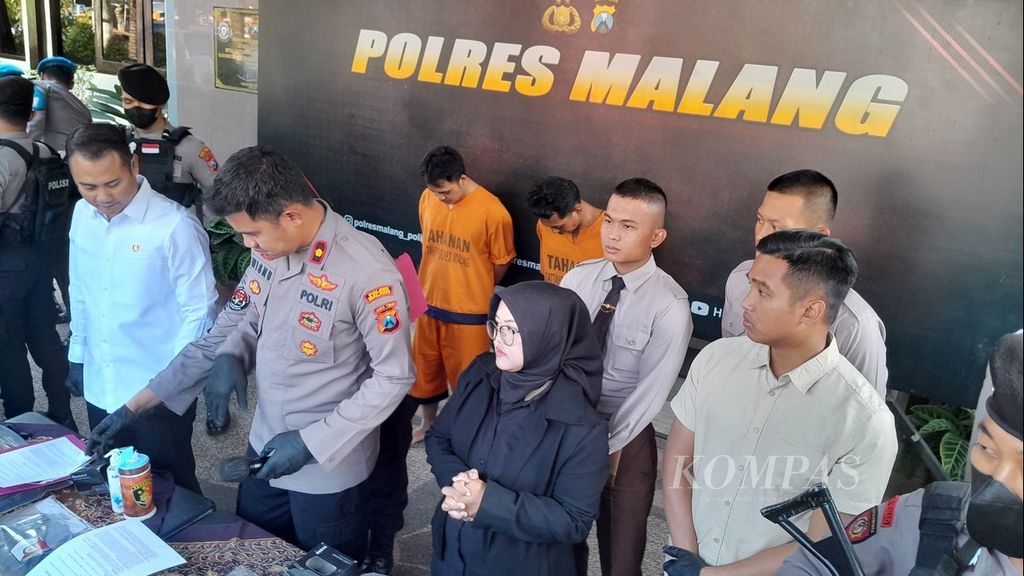 Wakil Kepala Polres Malang Komisaris Wisnu S Kuncoro (berseragam) menggelar jumpa pers pengungkapan kasus pembunuhan sopir taksi daring, Kamis (8/7/2023).
