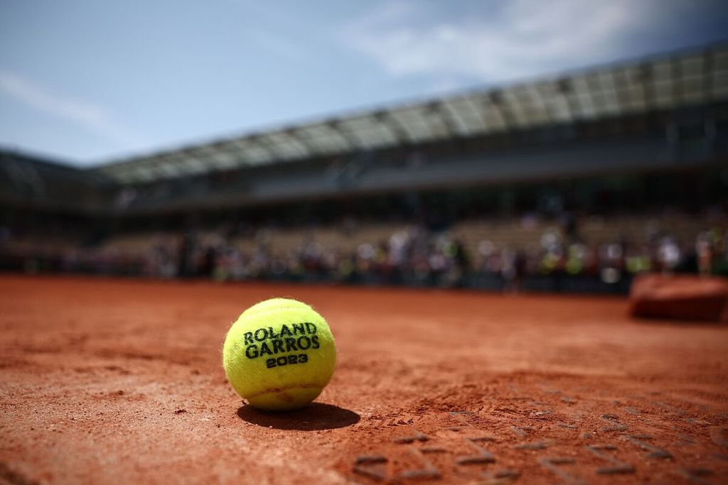 Bola resmi yang digunakan untuk turnamen Grand Slam Perancis Terbuka di Lapangan Simonne Mathieu, Paris, Perancis, Sabtu (27/5/2023). 