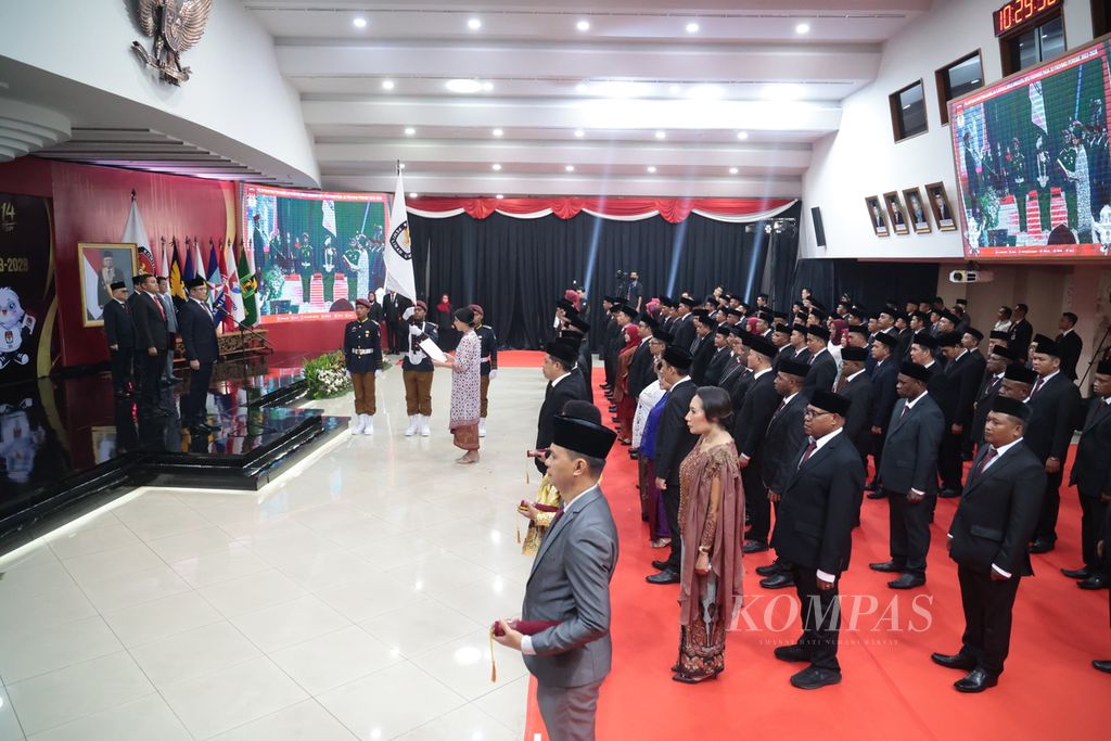Sebanyak 101 anggota Komisi Pemilihan Umum (KPU) provinsi periode 2023-2028 dari 20 provinsi saat dilantik dan diambil sumpahnya oleh Ketua KPU Hasyim Asyari di kantor KPU, Jakarta, Rabu (24/5/2023). 