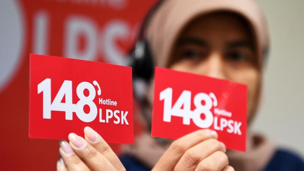 Petugas memperlihatkan nomor telepon layanan aduan Lembaga Perlindungan Saksi dan Korban (LPSK) seusai peresmian gedung LPSK di Jakarta, Kamis (6/9/2018). 