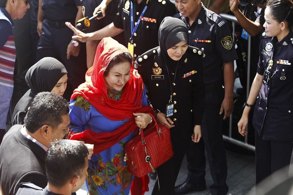 Rosmah Mansor, istri mantan Perdana Menteri Malaysia Najib Razak, tiba di kantor Komisi Pemberantasan Korupsi (MACC) di Putrajaya, Malaysia, Selasa (5/6/2018). Ia diperiksa terkait kasus dugaan korupsi dana perusahaan investasi Pemerintah Malaysia, 1MDB.