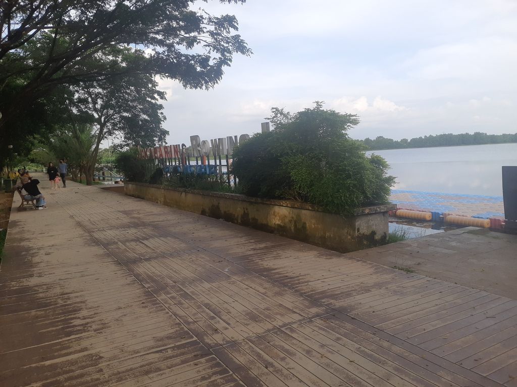 Situasi di Danau Rowing Jakabaring, Palembang, yang berada di kompleks Jakabaring Sport City, Palembang, Sumatera Selatan, Rabu (20/4/2022). Kawasan ini menjadi salah satu obyek wisata yang di Palembang yang kerap dikunjungi saat Lebaran tiba.