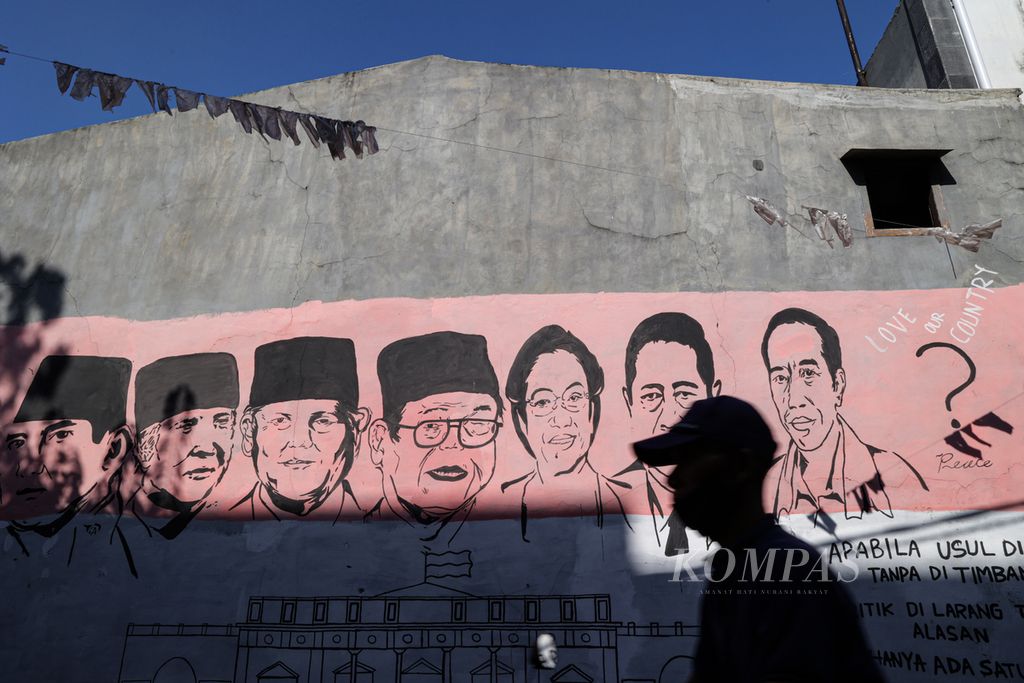 Mural bergambar wajah Presiden pertama RI Soekarno hingga Presiden Joko Widodo menghiasi tembok rumah warga di kawasan Petukangan Selatan, Pesanggrahan, Jakarta Selatan, Sabtu (14/1/2023). Suhu politik Tanah Air mulai menghangat menjelang Pemilu 2024. 