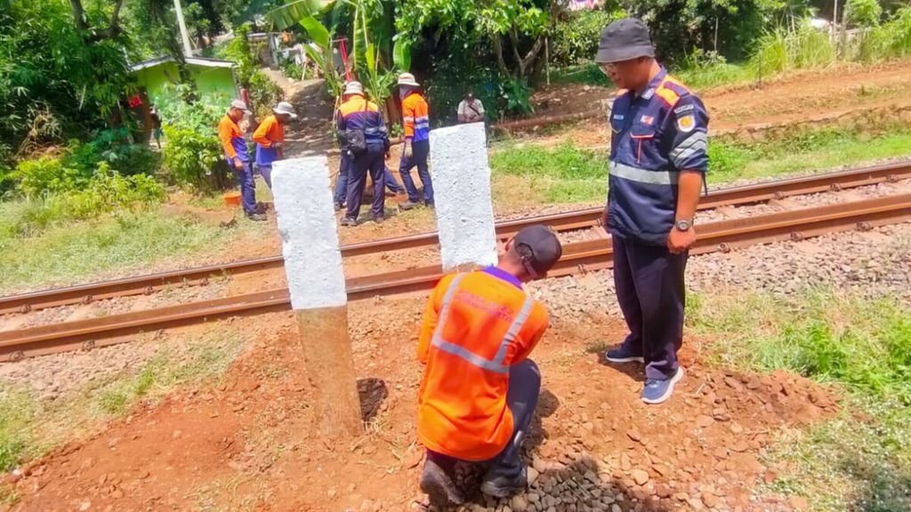 Petugas PT Kereta Api Daerah Operasi 2 Bandung menutup jalur pelintasan sebidang liar pada Jumat (6/9/2024) di petak jalan antara Stasiun Cimekar dan Stasiun Rancaekek, Desa Cileunyi Wetan, Kecamatan Cileunyi, Kabupaten Bandung, Jawa Barat. Upaya ini untuk mencegah terjadinya kecelakaan antara pelintas dan kereta api.