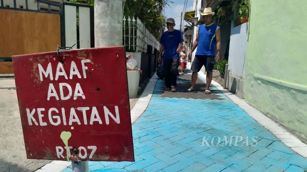 A notice board was put up at the end of the alley when residents of RT 06 RW 12, Bunulrejo Village, Blimbing District, Malang City, East Java painted the road paving blocks on Sunday (30/7/2023). Their efforts to decorate their village were done to welcome the arrival of August.
