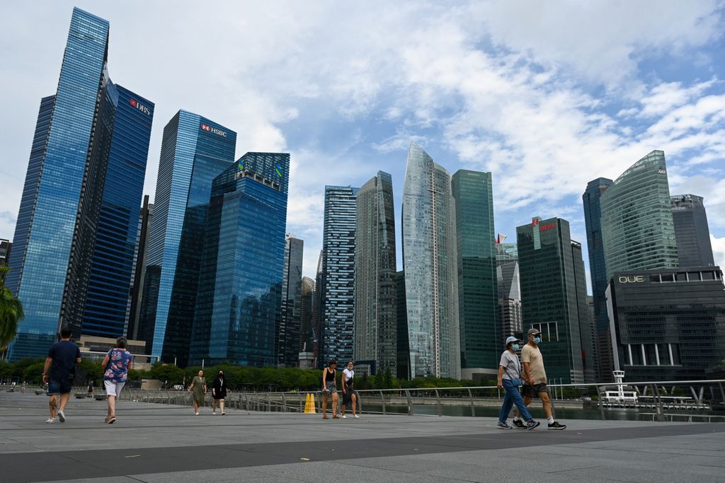 Warga berjalan-jalan di area Marina Bay, Singapura, 24 Agusrtus 2022. Asia tidak boleh lengah dengan  ketimpangan pendapatan yang juga meninggi. 