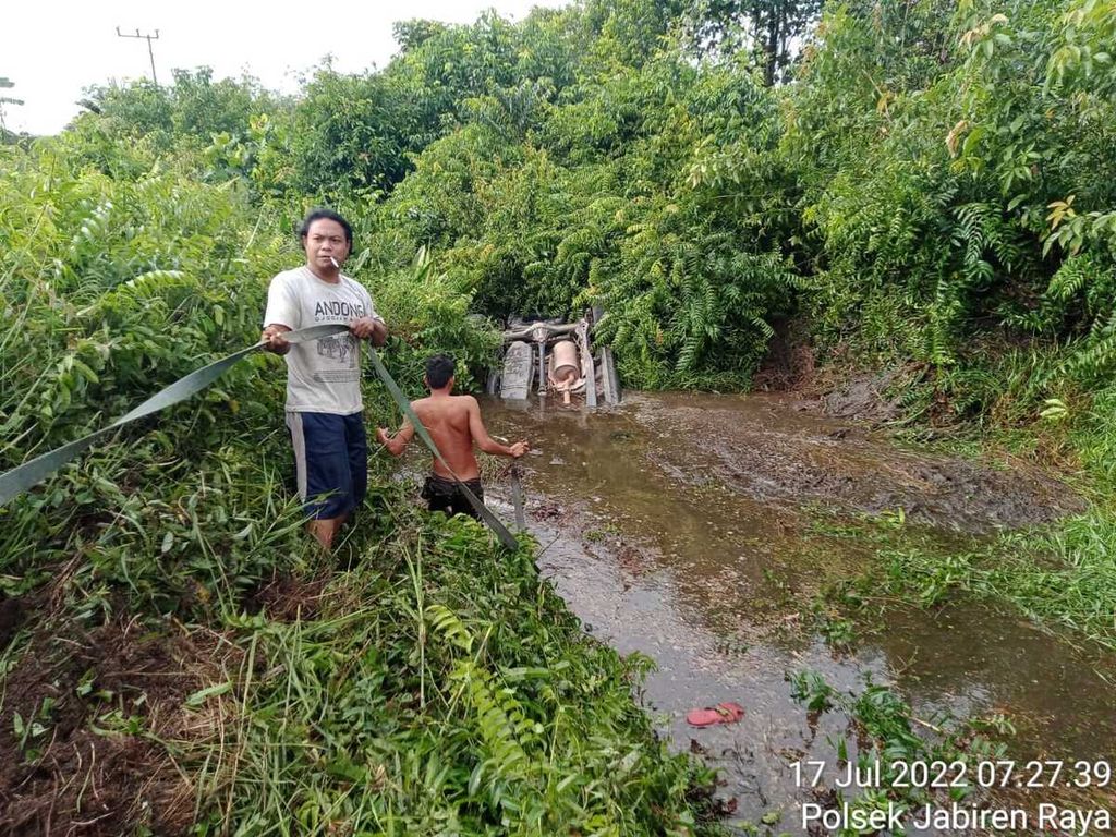 Kondisi mobil setelah oleng dan masuk ke dalam kanal berlumpur dan berawa dalam peristiwa kecelakaan yang menewaskan enam orang di Kabupaten Pulang Pisau, Kalimantan Tengah, Minggu (17/7/2022).
