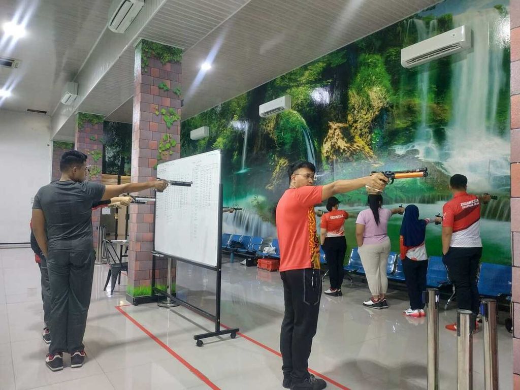 Suasana latihan petembak Indonesia jelang Asian Rifle/Pistol Cup 2023 pada 1-10 Maret 2023 di Lapangan Tembak Senayan, Jakarta Pusat, Senin (27/2/2023).