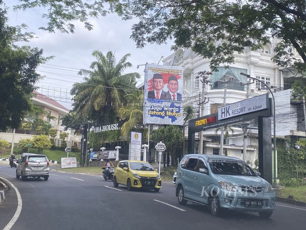 Baliho bergambar Ahmad Luthfi dan Taj Yasin Maimoen dipasang di Kecamatan Gajahmungkur, Kota Semarang, Jawa Tengah, Kamis (4/7/2024). Baliho bergambar keduanya tersebar di hampir seluruh wilayah di Jateng, setidaknya sejak sebulan terakhir. Keduanya disebut berpeluang bakal berpasangan dalam Pilgub Jateng 2024.