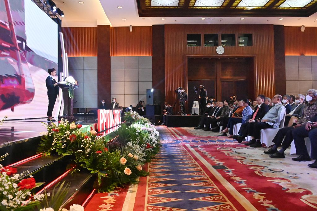 Menteri Luar Negeri Retno LP Marsudi (kiri) menyampaikan pidato pernyataan pers tahunan menteri luar negeri tahun 2023 di kantor Kementerian Luar Negeri, Jakarta, Rabu (11/1/2023). 