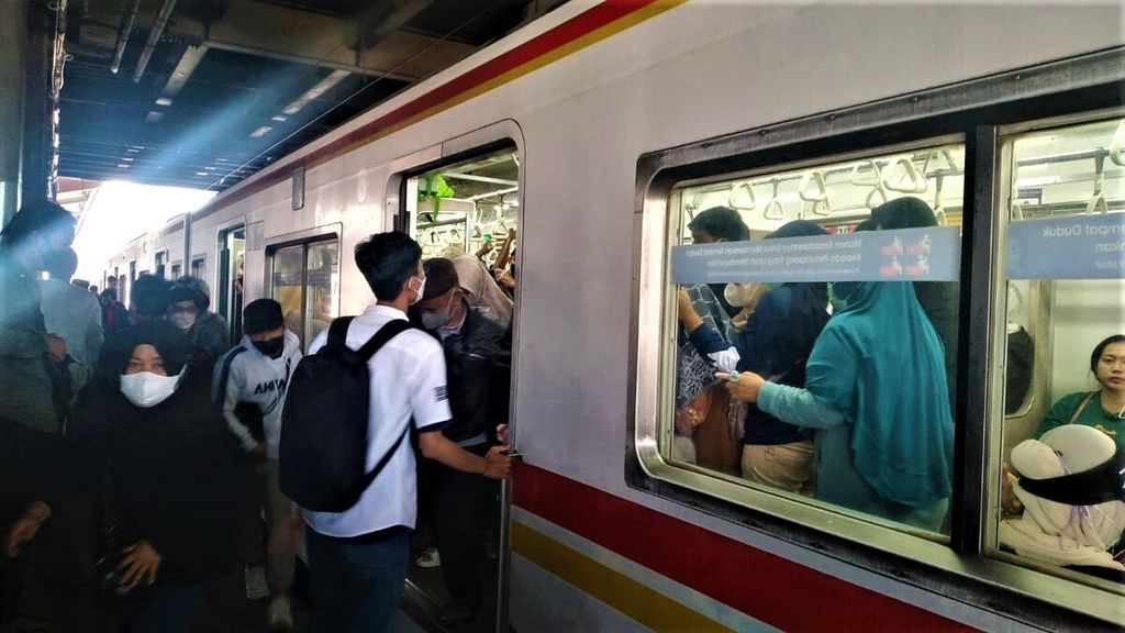 Suasana naik-turun penumpang di Stasiun KRL Tanah Abang, Jakarta Pusat, Jumat (28/10/2022).