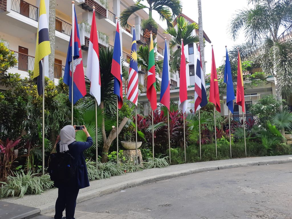 A woman takes a photo of flags of ASEAN countries lined up at the Bintang Flores Hotel, Labuan Bajo, West Manggarai Regency, East Nusa Tenggara on Tuesday (2/5/2023).