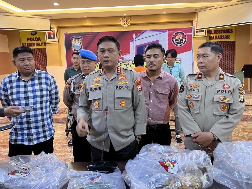 Kepala Polrestabes Makassar Komisaris Besar Budhi Haryanto (tengah) merilis kasus penculikan dan pembunuhan anak yang korban dan pelakunya sama-sama di bawah umur di Markas Polrestabes Makassar, Selasa (10/1/2023).