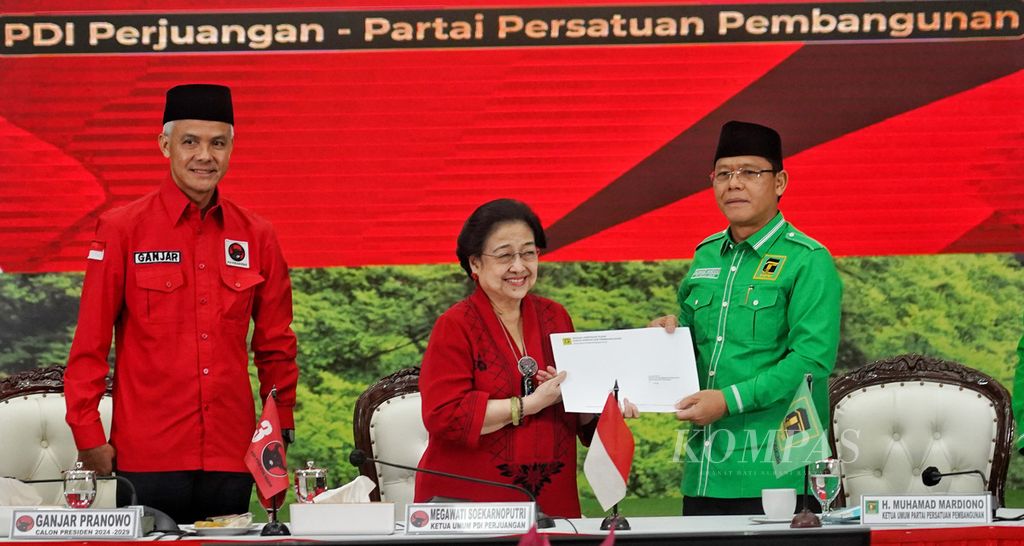Ketua Umum PDI-P Megawati Soekarnoputri (tengah) didampingi bakal capres PDI-P Ganjar Pranowo (kiri) menerima surat keputusan hasil Rapimnas PPP yang diserahkan Plt Ketua Umum PPP Muhammad Mardiono (kanan) di Kantor DPP PDI-P, Jakarta, Minggu (30/4/2023).