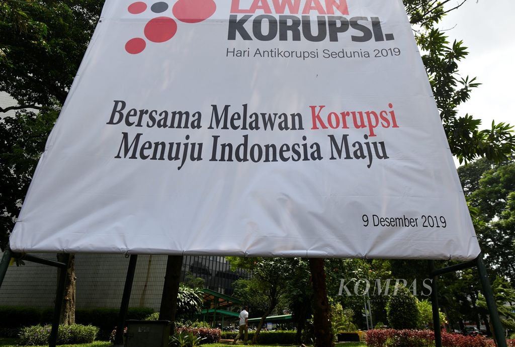 Baliho bertuliskan pesan untuk melawan korupsi terpasang di Kompleks Gedung Manggala Wanabakti, Kementerian Lingkungan Hidup dan Kehutanan, Jakarta, Minggu (8/12/2019). Setiap tanggal 9 Desember diperingati sebagai Hari Antikorupsi Sedunia.