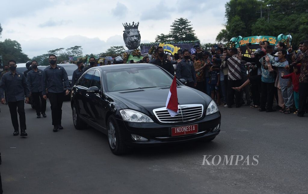 Mobil yang ditumpangi Presiden Jowo Widodo meninggalkan Stadion Kanjuruhan, Kabupaten Malang, Jawa Timur, Rabu (5/10/2022). 