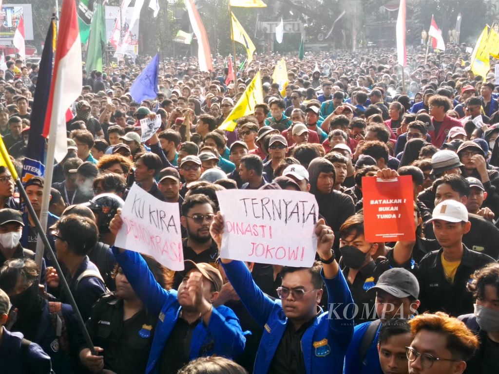 Unjuk rasa mahasiswa menyuarakan kawal keputusan MK di Malang berlanjut pada Jumat (23/08/2024). Meski sempat rusuh, unjuk rasa berlanjut hingga akhirnya bisa bertemu anggota dewan untuk menyuarakan aspirasinya.