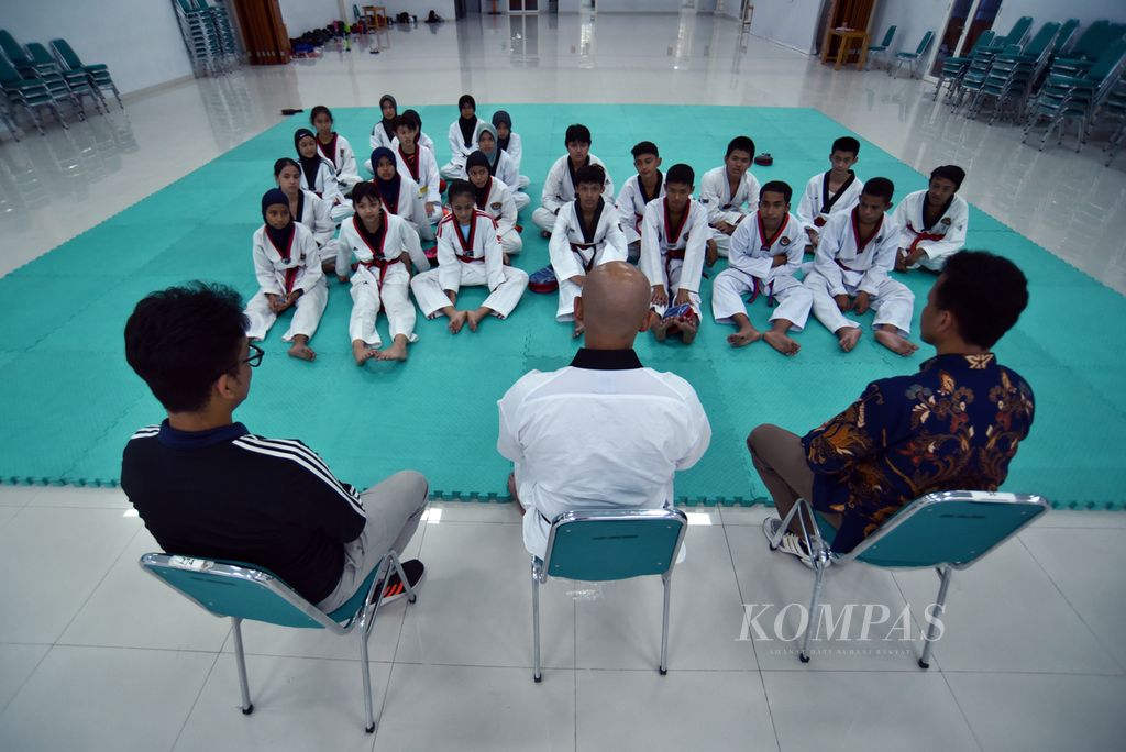 Anak-anak mengikuti seleksi hari kedua sentra pembinaan Desain Besar Olahraga Nasional di Universitas Negeri Jakarta, Kamis (14/7/2022). Hari kedua seleksi terdiri dari tes keterampilan spesifik cabang yang diminati. 