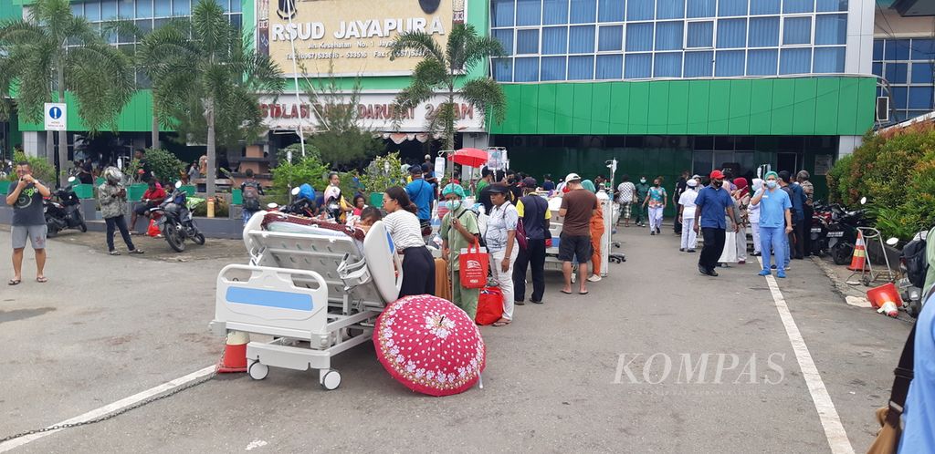 Pasien Rumah Sakit Umum Daerah Jayapura dievakuasi ke area parkiran pascagempa bumi berkekuatan M 5,2 di Kota Jayapura, Kamis (9/2/2023).