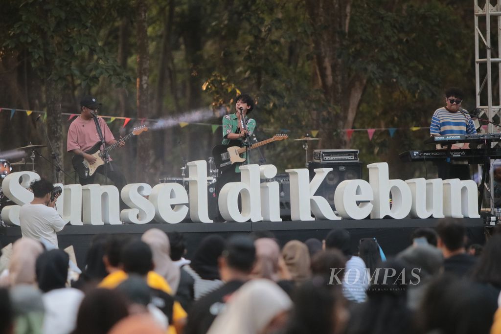 Suasana konser Sunset di Kebun digelar di Kebun Raya Purwodadi, Pasuruan, Jawa Timur, Sabtu (26/8/2023). Pemusik Coldiac tampil sebagai salah satu pengisi acara.