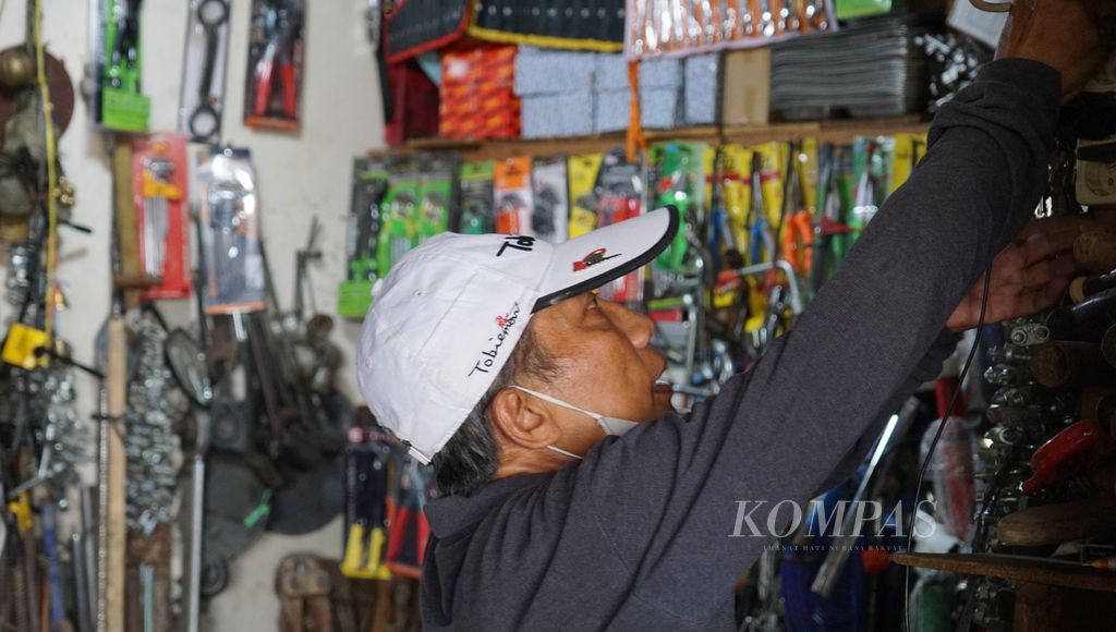 Seorang pedagang menata dagangannya di Pasar Klithikan Notoharjo, Kota Surakarta, Jawa Tengah, Selasa (19/9/2023). 