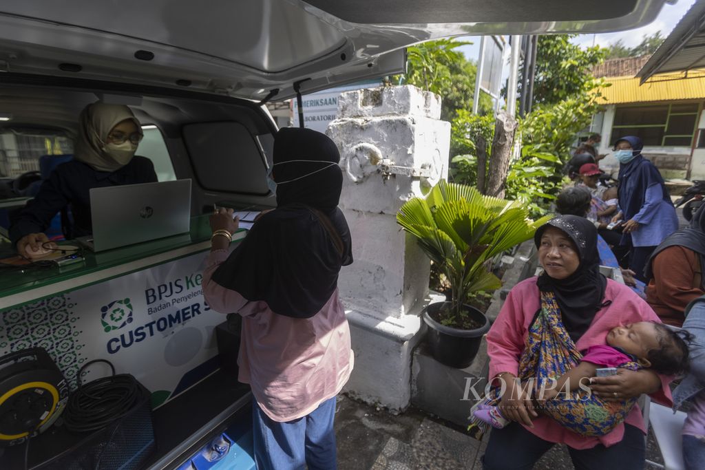 Warga mendatangi mobil layanan BPJS Kesehatan keliling di Puskesmas Kraton, Kecamatan Kraton, Yogyakarta, Kamis (22/2/2024). Layanan BPJS Kesehatan keliling disediakan untuk mempermudah warga yang hendak mendapatkan sejumlah layanan, seperti pendaftaran peserta mandiri, perubahan faskes, serta melayangkan pengaduan, tanpa harus datang ke kantor pusat.