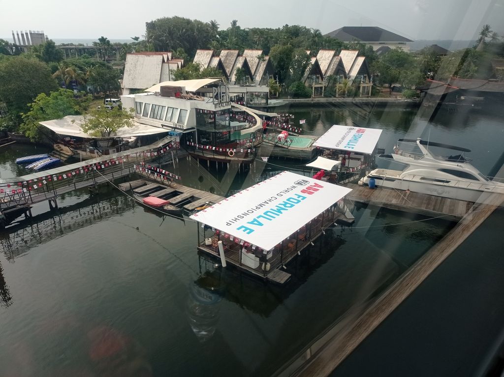 Pernak-pernik semarak Formula E Jakarta 2022 di Ancol Taman Impian, Jakarta Utara, yang dipotret dari gondola, Sabtu (4/6/2022).