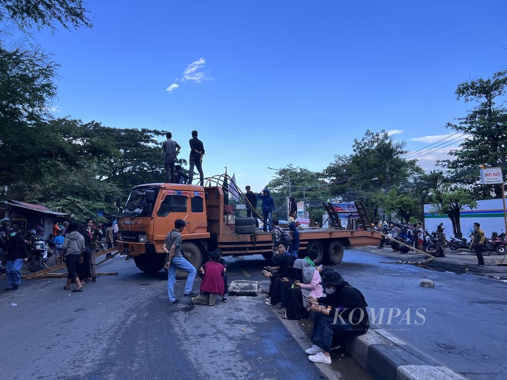 Sebuah kendaraan truk dipasang melintang di Jalan Sultan Alauddin, Makassar, Kamis (8/9/2022), dalam aksi menolak kenaikan harga BBM. Ini membuat tuas jalan macet total.