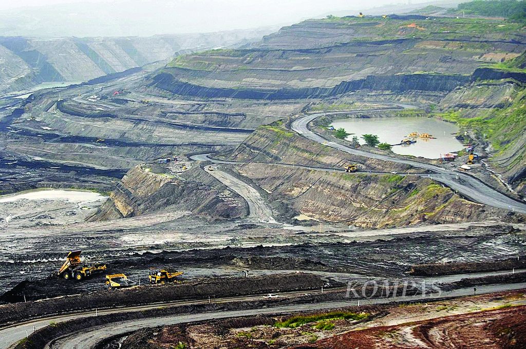 Aktivitas penambangan batu bara di Site Adaro di Kabupaten Tabalong, Kalimantan Selatan, Selasa (31/5/2011). Kenaikan harga batu bara internasional memberikan keuntungan besar bagi perusahaan-perusahaan batu bara. Beberapa perusahaan terbuka di bidang ini memberikan dividen yang besar bagi para pemegang sahamnya.