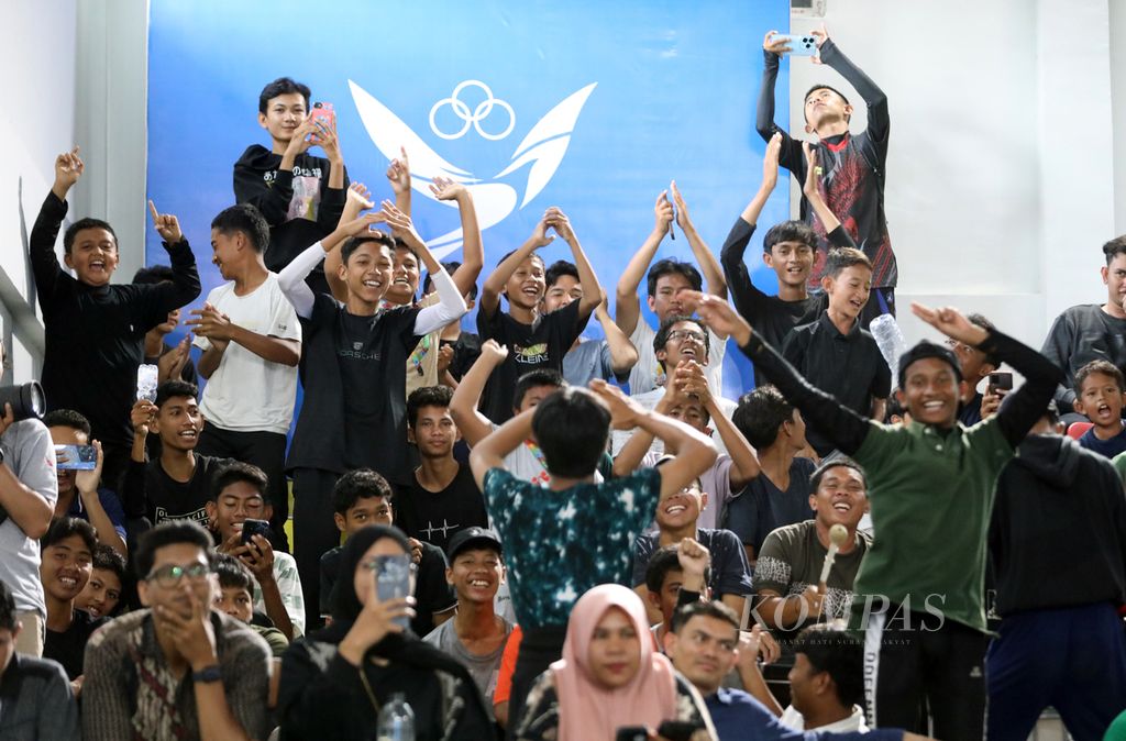 Penonton antusias menanti aksi lifter peraih emas angkat besi kelas 73 kg Olimpiade Paris 2024 asal Provinsi Banten, Rizki Juniansyah, yang coba menuntaskan angkatan <i>clean and jerk</i> berbobot 200 kg dalam kesempatan ketiga pada cabang angkat besi kelas 89 kg PON Aceh-Sumut 2024 di Banda Aceh, Sabtu (7/9/2024).