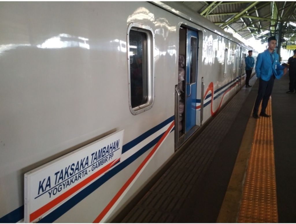 Kereta Api Taksaka Tambahan mulai beroperasi hari ini di Stasiun Gambir, Jakarta Pusat, Kamis (7/6/2018). Sepuluh kereta tambahan mulai dioperasikan hari ini untuk mengangkut penumpang yangg terus meningkat mendekati Lebaran.