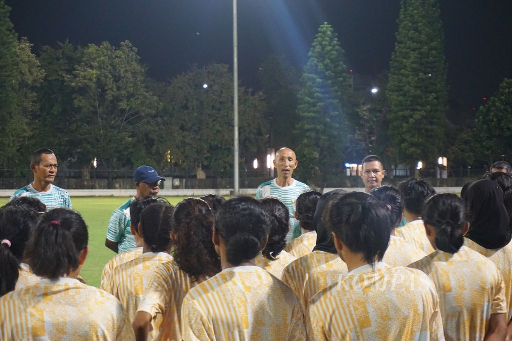 Pelatih tim sepak bola putri Indonesia, Satoru Mochizuki (kiri), menutup seleksi tim U-17 di Lapangan A Gelora Bung Karno, Senayan, Jakarta, Rabu (28/3/2024) malam.