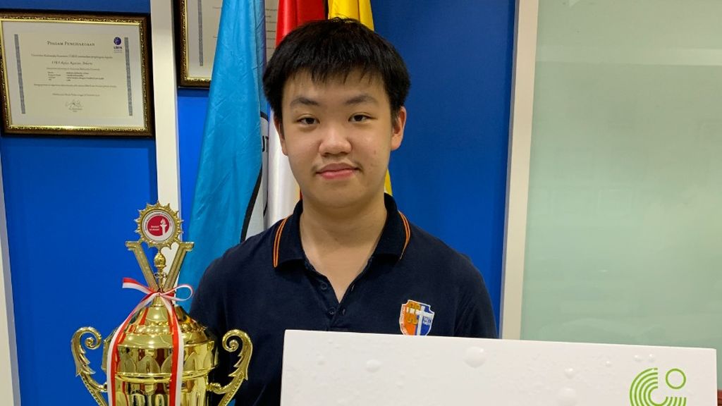 Jason Kartasasmita (16), pelajar kelas 10 SMA Kolese Kanisius, Jakarta, berpose di sekolah setelah menceritakan keberhasilannya menjadi juara pertama dalam Olimpiade Bahasa Jerman Tingkat Nasional 2023 yang diselenggarakan Goethe-Institut Indonesia bersama Ikatan Guru Bahasa Jerman Indonesia.
