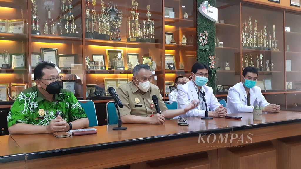 Konferensi pers sebulan pasca-tragedi Kanjuruhan oleh tim dokter Rumah Sakit Saiful Anwar di Kota Malang, Jawa Timur, Selasa (1/11/2022).