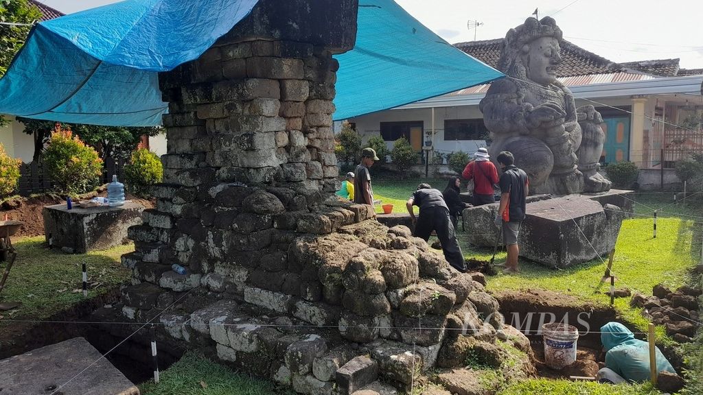 Tim arkeolog Balai Pelestarian Cagar Budaya Jawa Timur melakukan ekskavasi di area Situs Dwarapala di Kelurahan Candirenggo, Kecamatan Singosari, Kabupaten Malang, Jawa Timur, Selasa (28/6/2022).